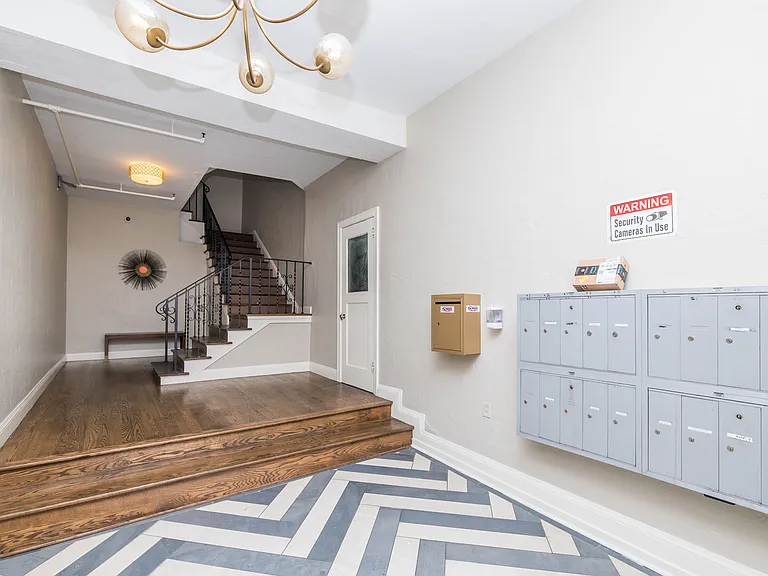 421 Van Dyke — Photo 13