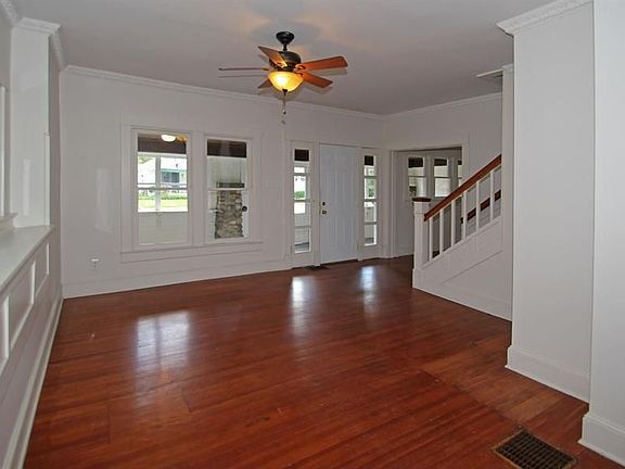 3rd image of 606 Kessler Blvd E Dr