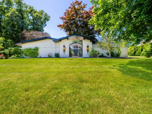 4350 Tanglewood Trl, Saint Joseph, MI 49085