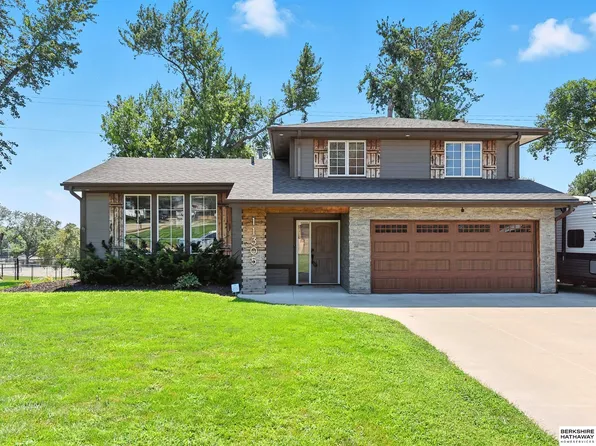 11305 Queens Dr, Omaha, NE 68164