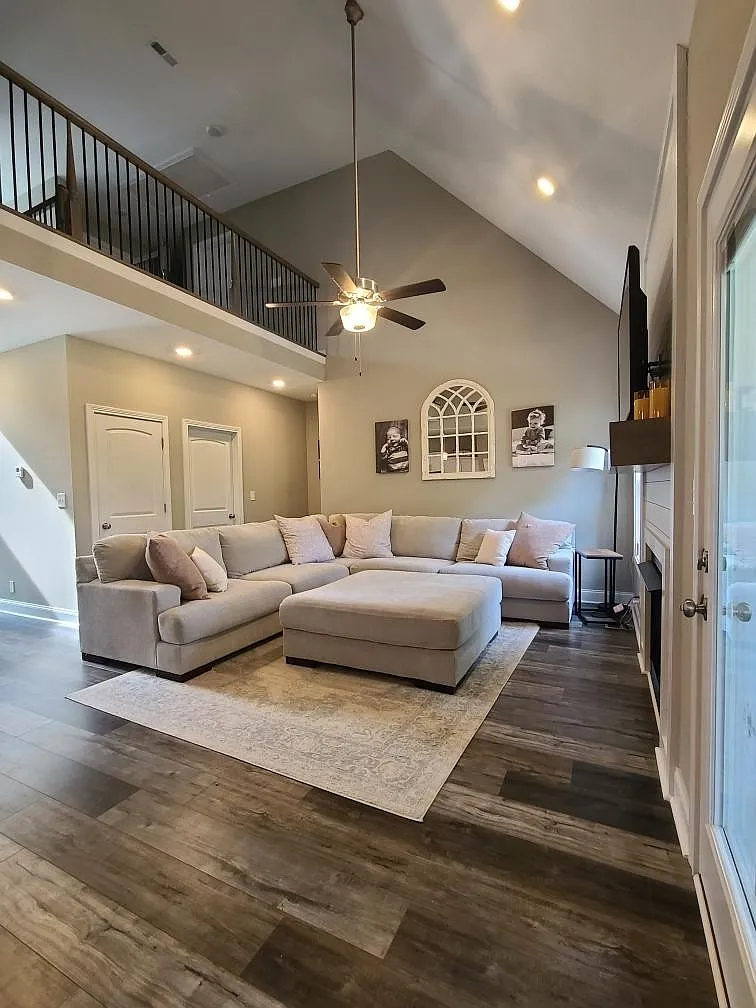 3 bed, 2.5 bath, 2121 sqft, $2,050 — Photo 2