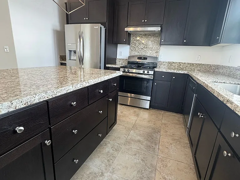 Lots of drawer and cabinet space