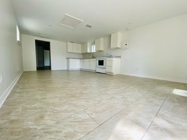 7527 Douglas St #B, Daphne, AL 36527