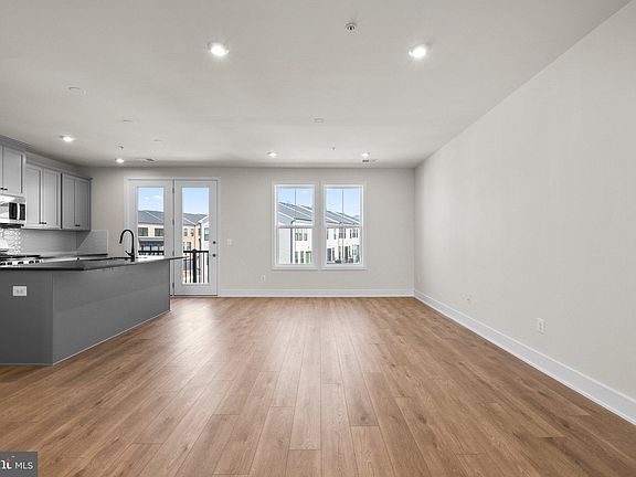5th image of 43324 Farringdon Sq