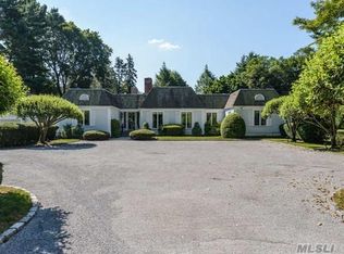 15 Cherrywood Rd, Locust Valley, NY 11560