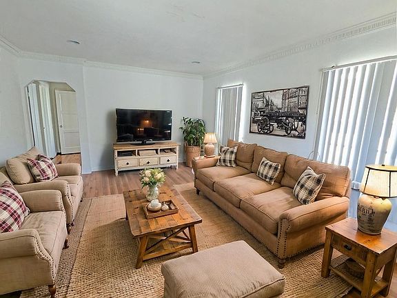 3rd image of 1811 N Garfield Pl #8G