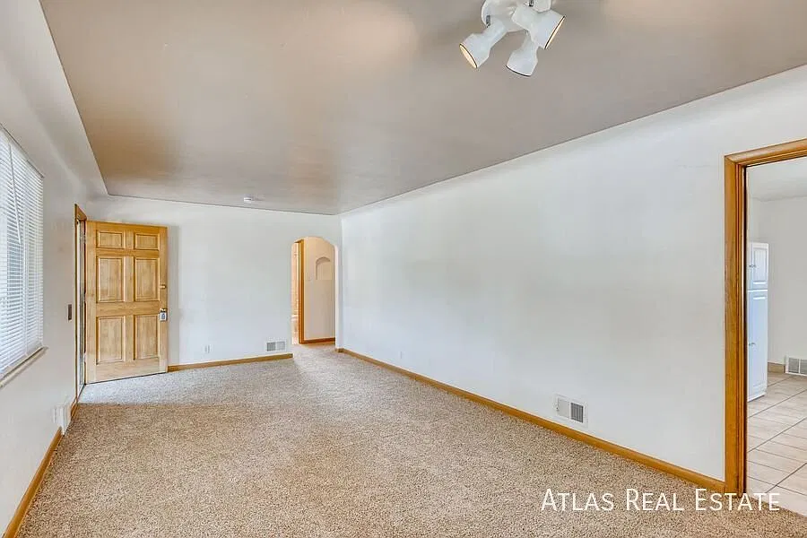 1 Month Free Spacious 3-Bedroom Triplex In The Highlands Area Of Denver! All Utilities Included — Photo 4