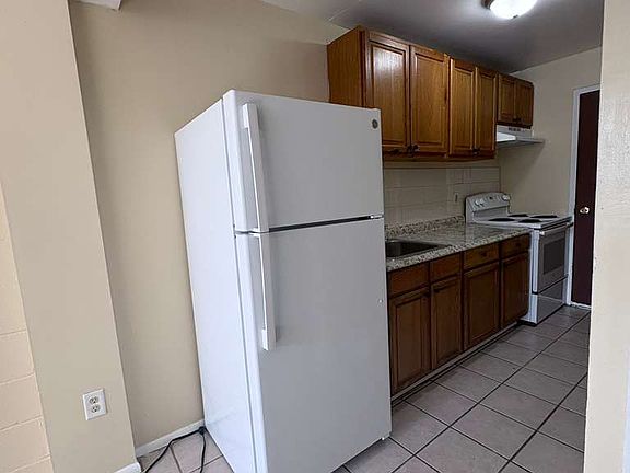 3rd image of 393 Mill Rock Rd #1A