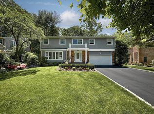 15 Woodland Rd, Roslyn, NY 11576