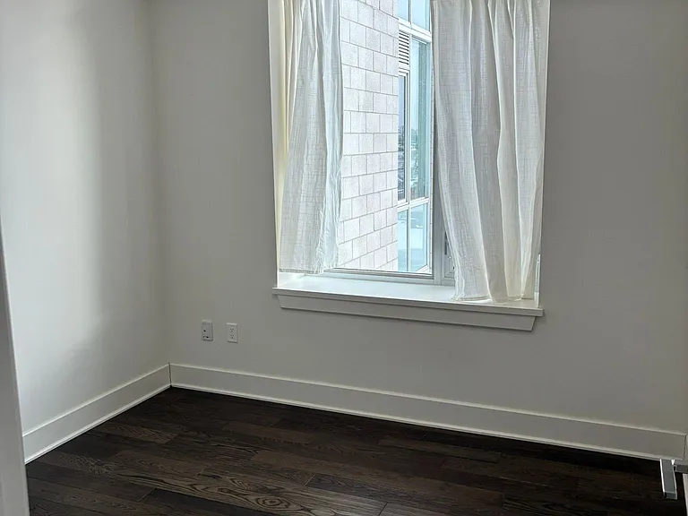 255 Bay St — Photo 37