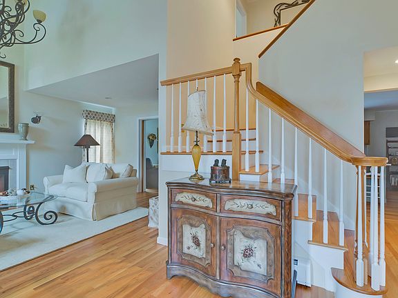 2nd image of 7 Ginny Ln