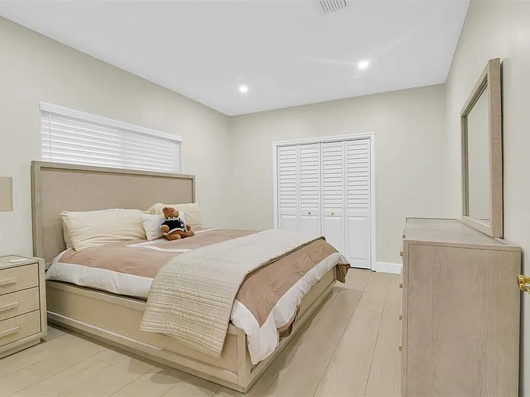 319 S Riverside Dr — Photo 45