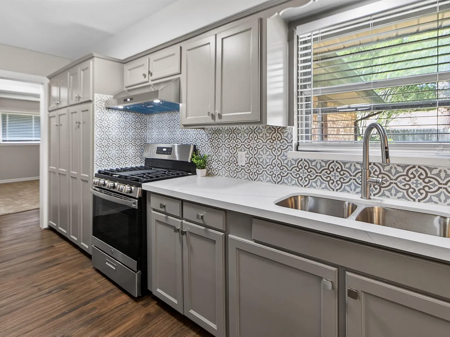 3 bed, 2.0 bath, 1761 sqft, $2,305 — Photo 1
