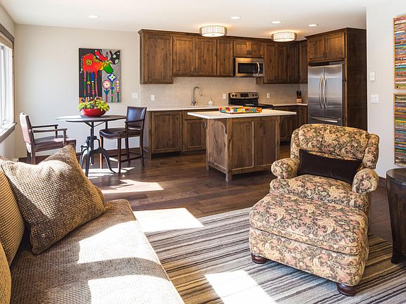 2nd image of 492 E Pearl Ave #492
