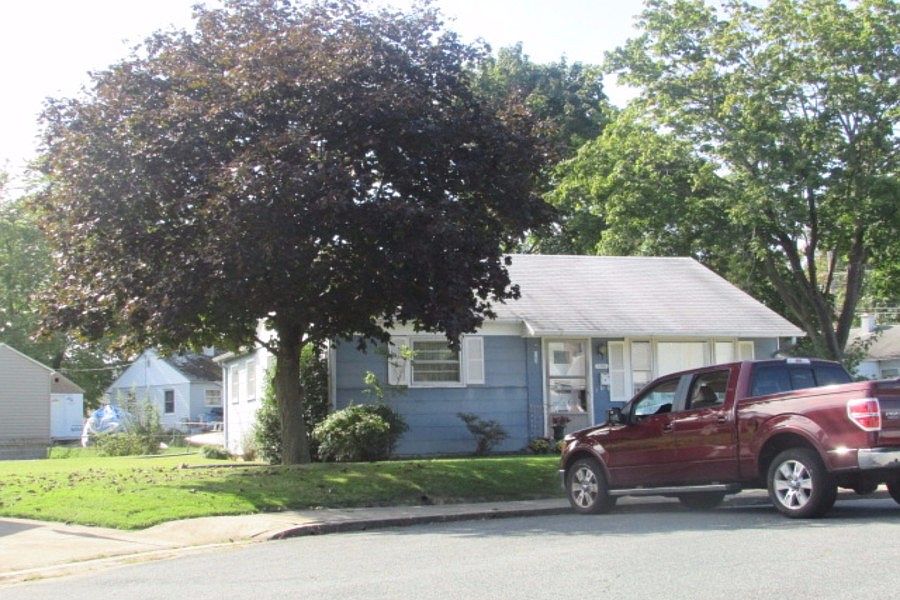 2nd image of 105 Fairway Ct