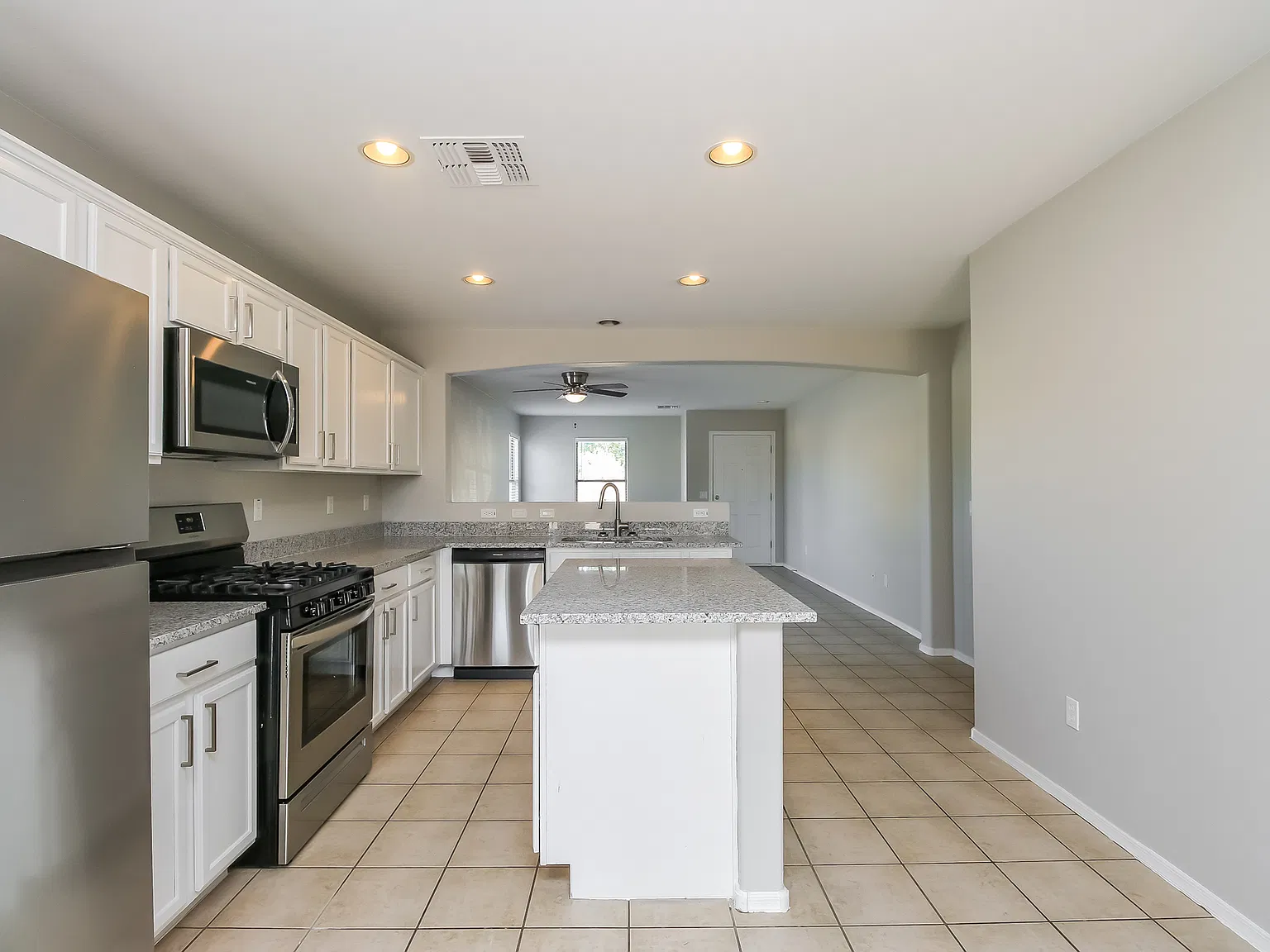 3 bed, 1320 sqft, $1,965 — Photo 2