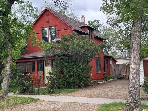 308 5th Ave W, Assiniboia, SK S0H 0B0