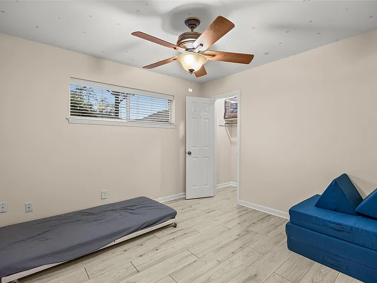 1607 Buescher Dr — Photo 14