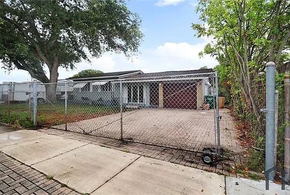 1601 SW 46th Ave — Photo 23