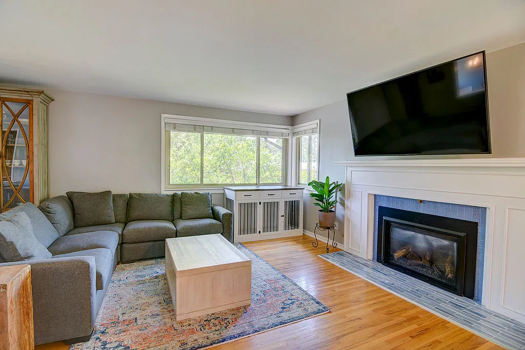 4 bed, 2141 sqft, $3,500 — Photo 4