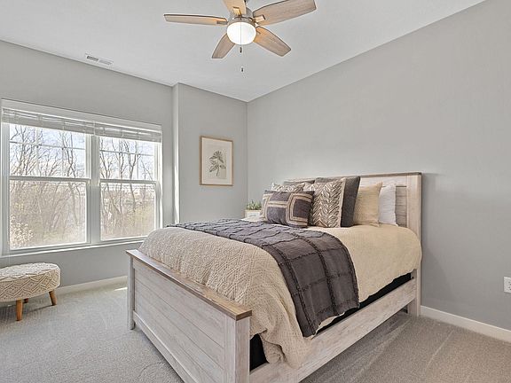 5th image of 429 Corby Blvd