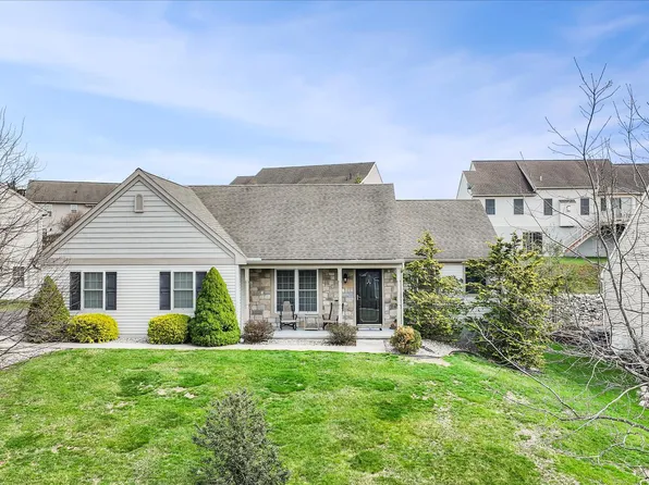 858 Water Edge Ct, Lebanon, PA 17046