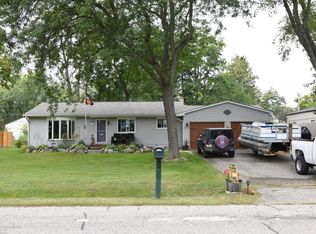 52 Crescent Rd, Waterford, MI 48327