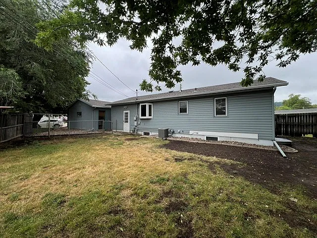 2125 Stirling St — Photo 3