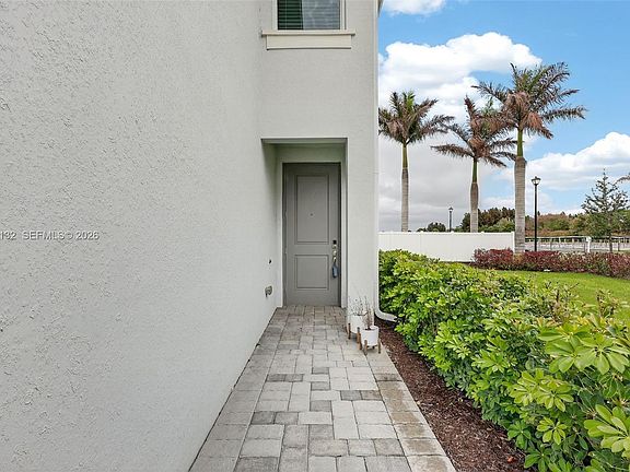 3rd image of 5610 SE Edgewater Cir