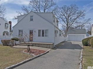160 Gordon Rd, Valley Stream, NY 11581