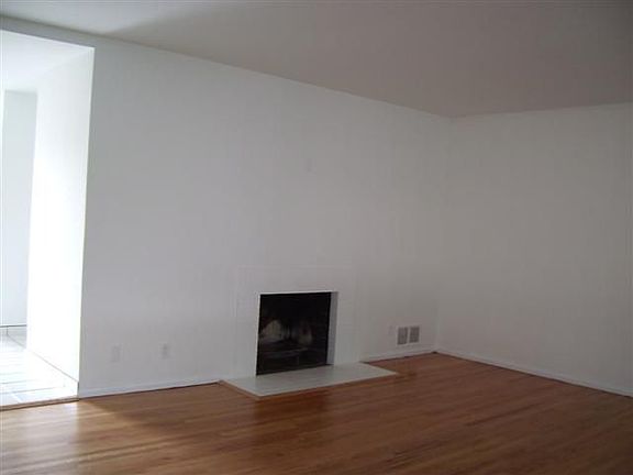 Living rm w/fireplace