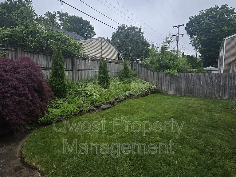 2236 Elmwood Dr SE — Photo 4
