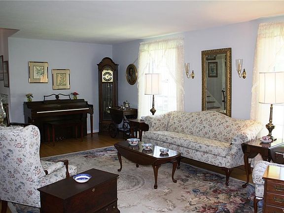 4th image of 101 Roycroft Cir