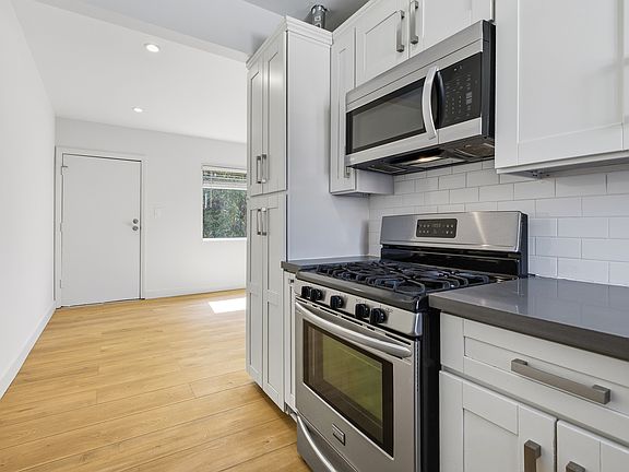 3rd image of 3408 Bellevue Ave #5A