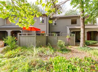 300 Shoreline Rd, Lake Barrington, IL 60010