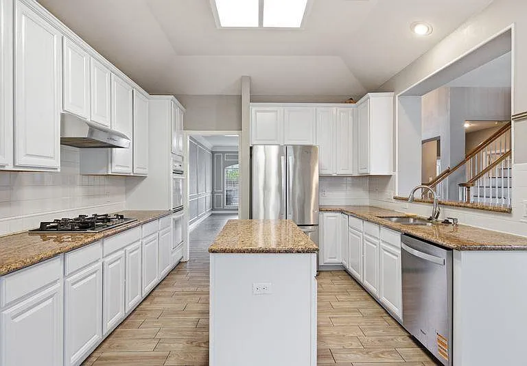 10008 Lachlan Dr — Photo 3