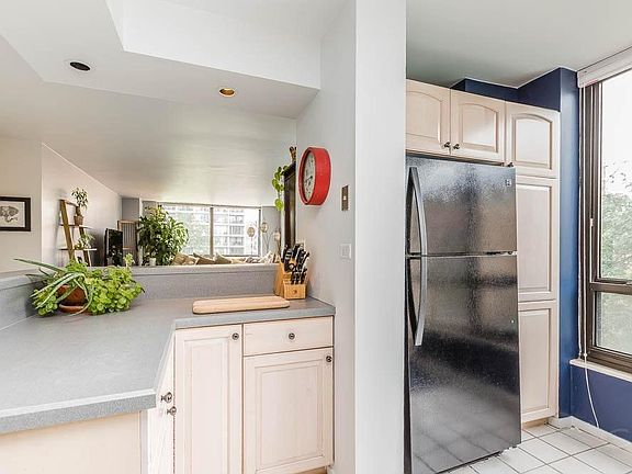 4th image of 2020 N Lincoln Park W APT 2M