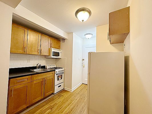 4th image of 139 E 27th St APT 2d