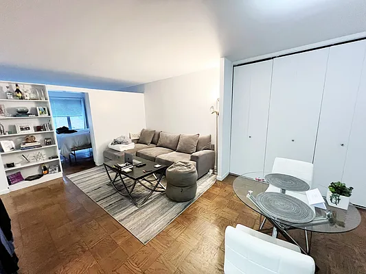 Rented by Manhattan Realty Group | media 13