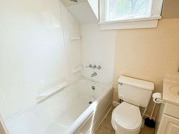 2nd image of 207 Kelvin Pl APT 3