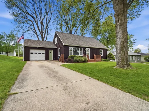 509 W Smith St, Roanoke, IL 61561