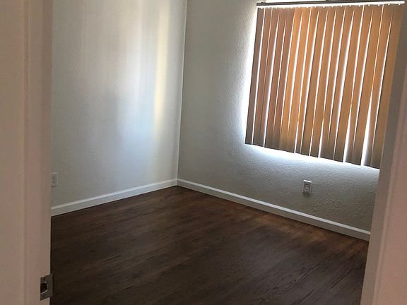 4th image of 558 E Lexington Ave