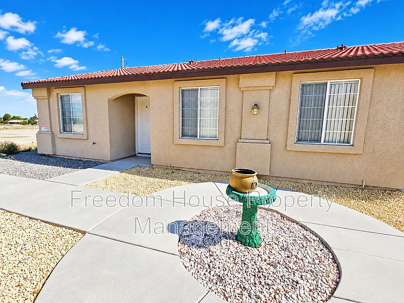 2 bed, 2.0 bath, 901 sqft, $1,141 — Photo 2