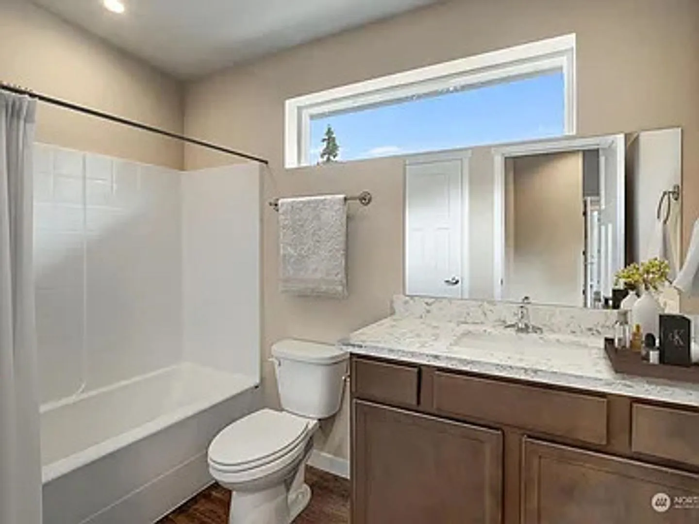 Beautiful 3 Bedroom 3.5 bathroom townhome available NOW! — Photo 4