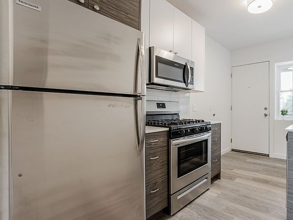 3rd image of 1712 W Glenlake Ave APT 3W