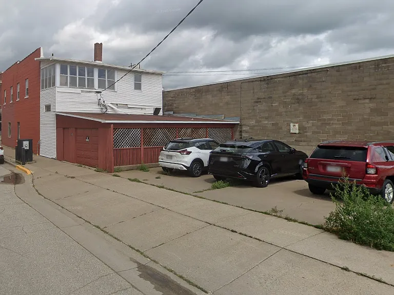 102 S Prairie St — Photo 2