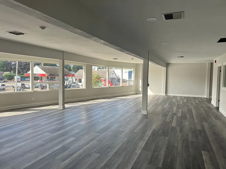 2111 State Ave NE — Photo 1