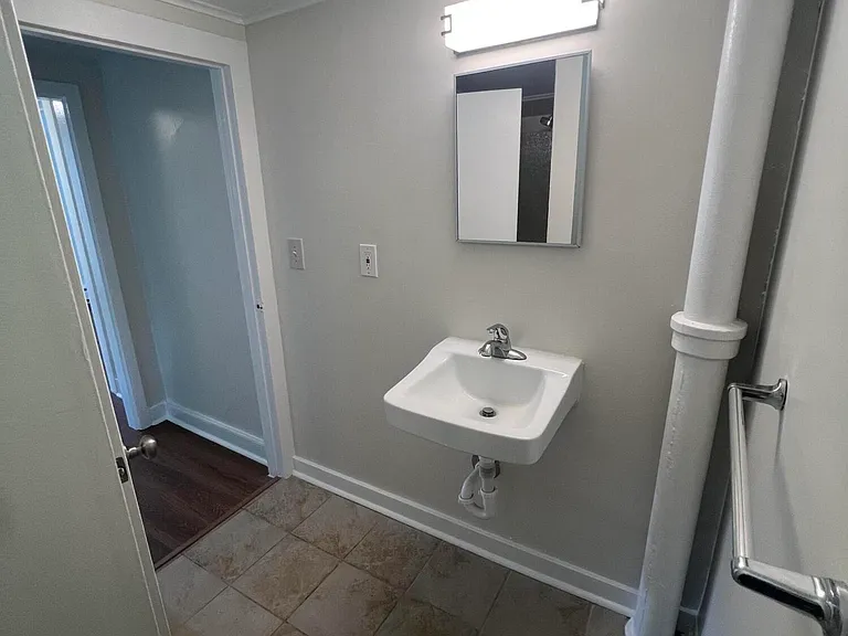 148 W Sylvania Ave #B — Photo 15