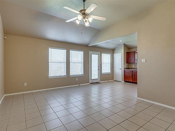 4th image of 1333 Columbia Dr