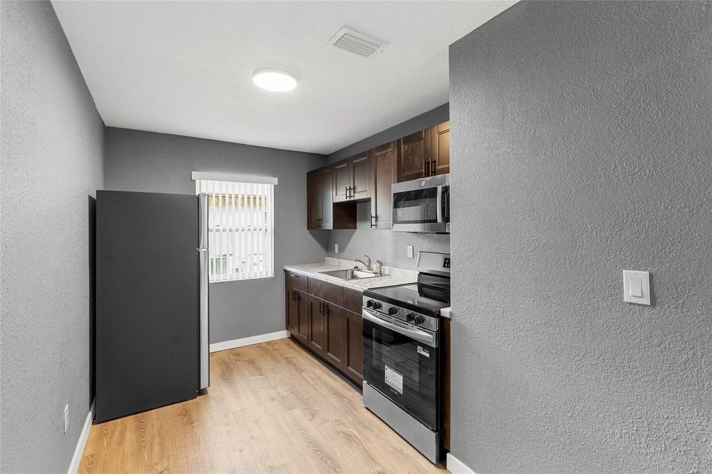 237 NW 12th Court, photo 5